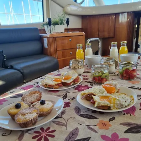 Sailing 360 Night On Board Experience Úszó hotel *