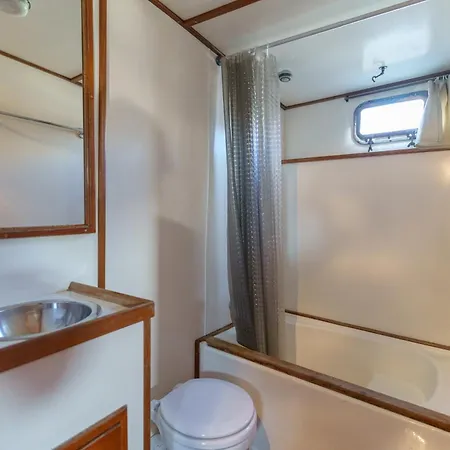 Sailing 360 Night On Board Experience Úszó hotel